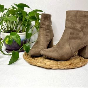Breckelle's Ankle Tan Suede Chunky Heel Bootie Size 7